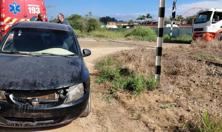 📢 Carro com pane mecânica é atingido por trem 