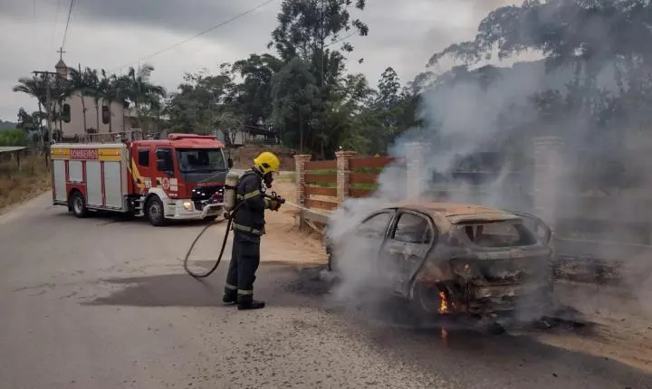 🚗 Carro é completamente destruído por fogo na Estrada Geral em São Ludgero