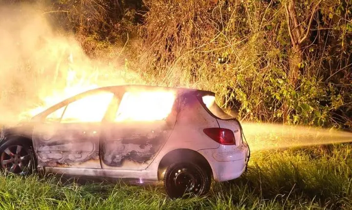 Carro é consumido pelo fogo na madrugada desta segunda-feira em Tubarão