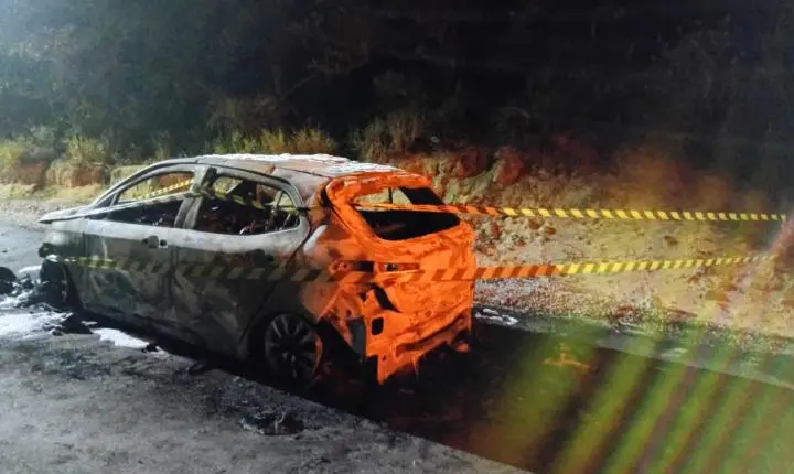 🚗 Carro furtado em Tubarão é encontrado totalmente destruído pelo fogo na Praia do Sol, em Laguna