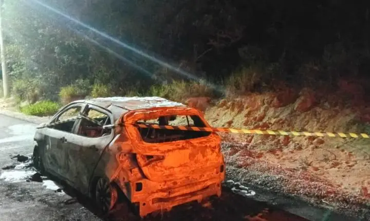🚗 Carro furtado em Tubarão é encontrado totalmente destruído pelo fogo na Praia do Sol, em Laguna