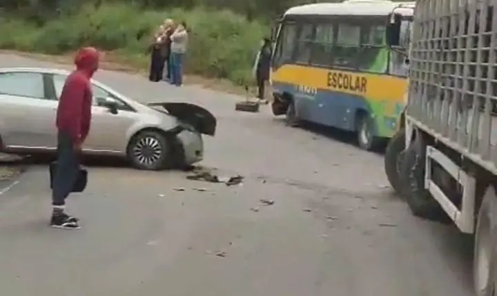 📢 Carro invade a contramão em curva fechada e colide de frente contra ônibus em Braço do Norte