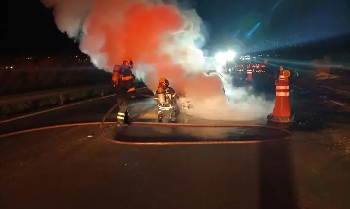 Carro pega fogo na BR-101 e incêndio mobiliza bombeiros no Morro do Formigão, em Tubarão