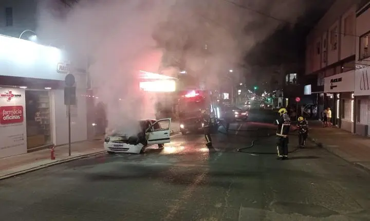 🚗 Carro pega fogo na parte frontal e mobiliza Corpo de Bombeiros