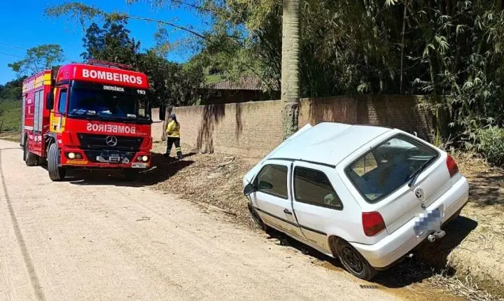 Carro sai da pista, bate em coqueiro e deixa duas pessoas feridas na zona rural de Armazém