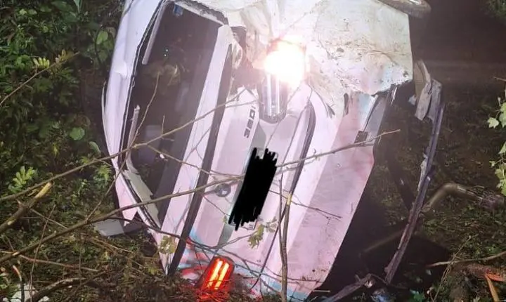 Carro sai da pista e capota na SC-370 deixando duas pessoas feridas em Braço do Norte