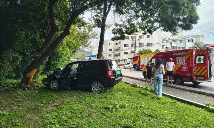 Carro sai da pista e colide contra árvore próximo ao rio Tubarão na avenida José Acácio Moreira, em Tubarão