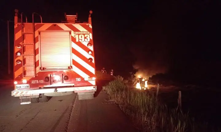 🚗 Carro sai da pista e pega fogo na Rodovia Ageu Medeiros em Tubarão