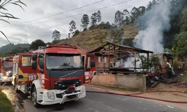 🏠 Casa de construção mista é destruída por incêndio no Sul do Estado