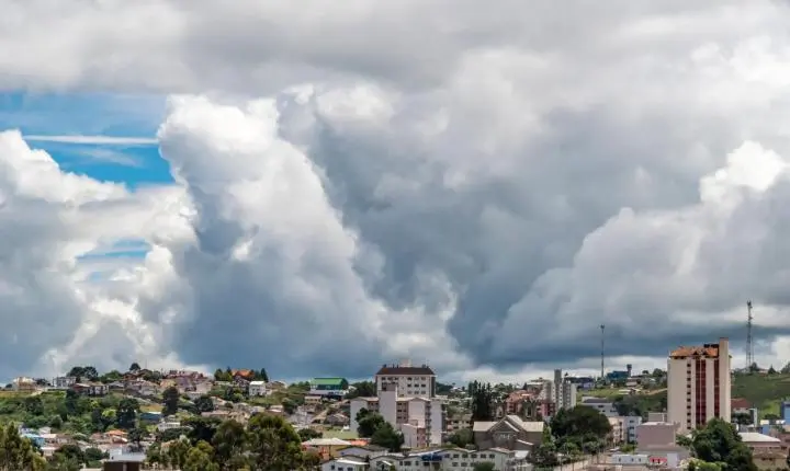 Chuva persistente marca a terça (06) no Litoral e Vale; quarta (07) terá calor de 30°C e novos temporais no Oeste