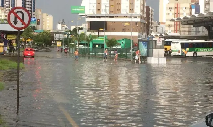 Chuvas severas afetam 63 municípios em Santa Catarina; 11 cidades decretam emergência e desabrigados passam de 300