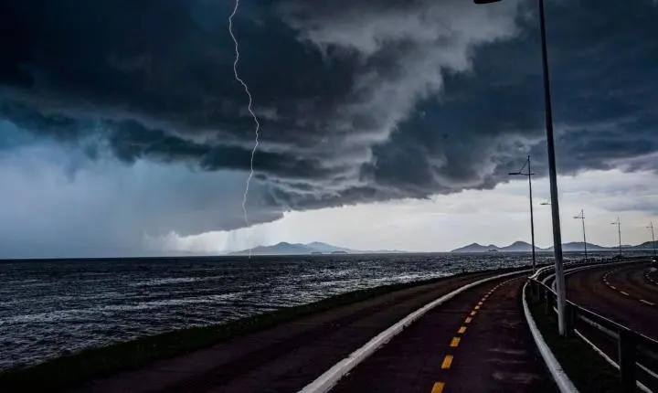 Ciclone extratropical e ar frio trazem mar agitado, frio e risco de novos temporais no fim de semana em SC