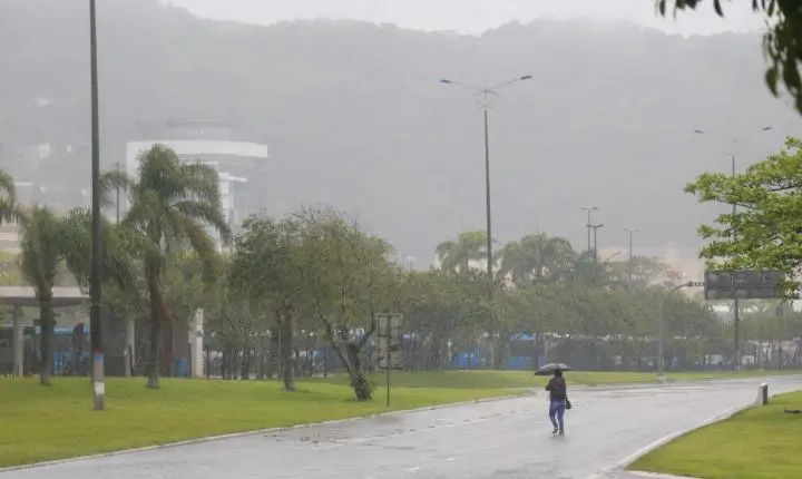 Ciclone extratropical e frente estacionária colocam Santa Catarina em alerta para temporais severos e ventos acima de 90 km/h