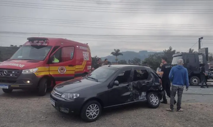 Colisão entre caminhão e carro deixa motorista ferido no Centro de São Ludgero
