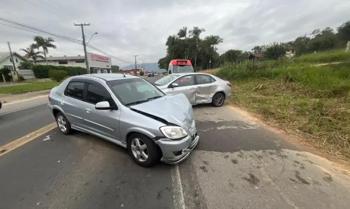 🚨 Colisão entre Corolla e Prisma mobiliza Bombeiros e Samu na SC-370, em Gravatal