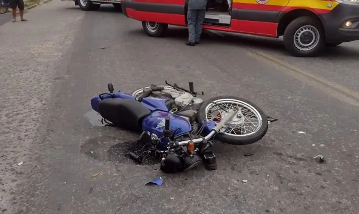 Colisão entre moto e carro deixa motociclista ferido na Rua Padre José, em São Ludgero