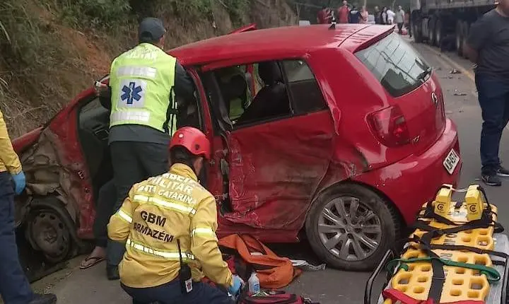 Colisão frontal entre carro e carreta deixa idoso ferido na SC-435 em Armazém