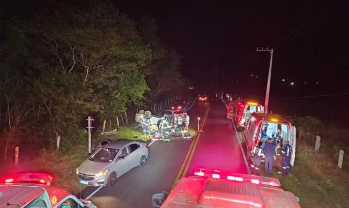🚨 Colisão seguida de capotamento deixa quatro feridos e mobiliza socorristas na SC-390