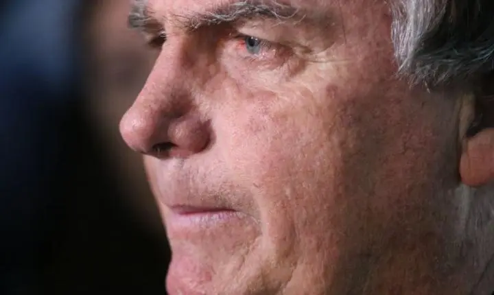 Com crise persistente de soluços, Bolsonaro faz nova cirurgia