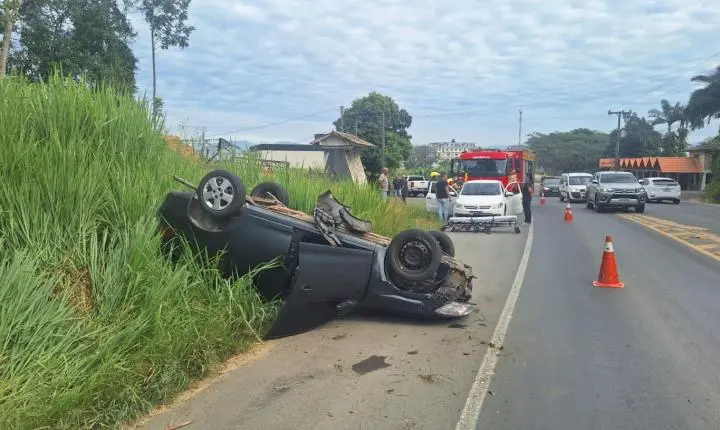 🚗 Condutora sai ilesa após capotamento na SC-370 em Braço do Norte