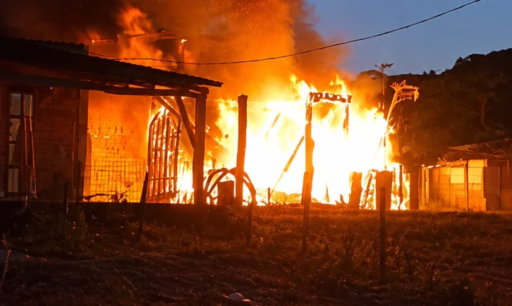 Corpo de Bombeiros atende ocorrência de fogo em residência na Rua dos Coqueiros