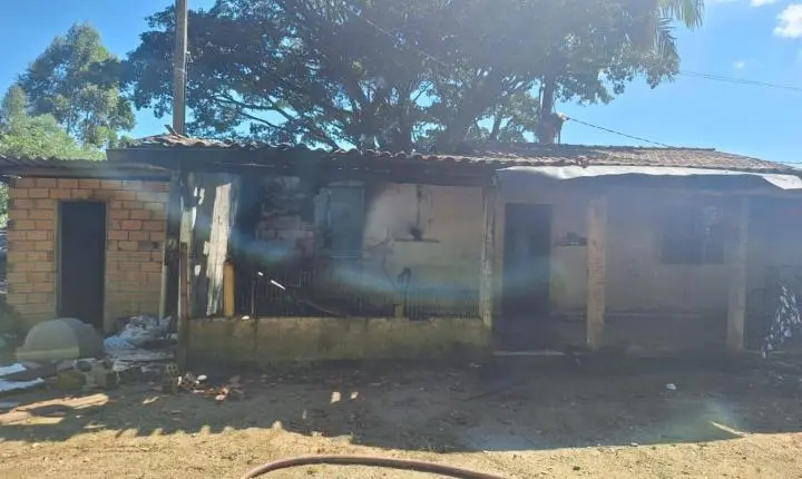 🔥 Curto-circuito em celular causa incêndio em residência em BN