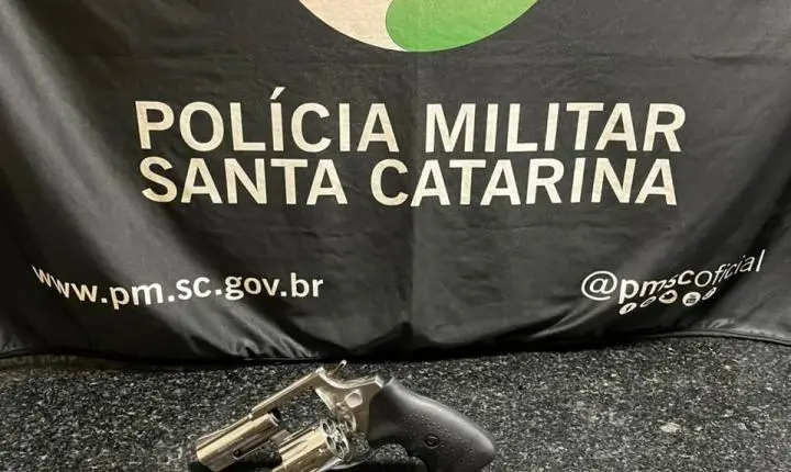 Denúncia anônima leva à apreensão de revólver municiado em bar de Lages