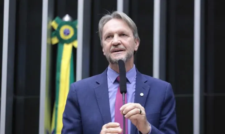 Deputado federal por SC, Pedro Uczai, é internado em Brasília após sofrer AVC isquêmico durante reunião na Câmara