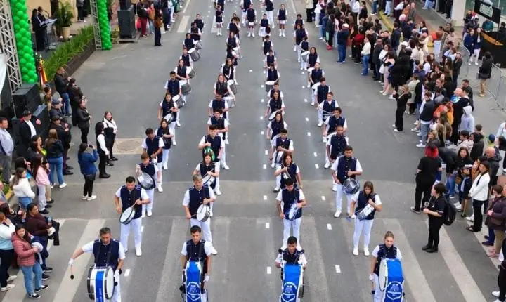 Desfile de 7 de Setembro reúne 42 entidades e atrai multidão para a avenida em Braço do Norte