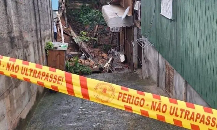Deslizamento de terra compromete muro e força evacuação preventiva de três casas em Braço do Norte