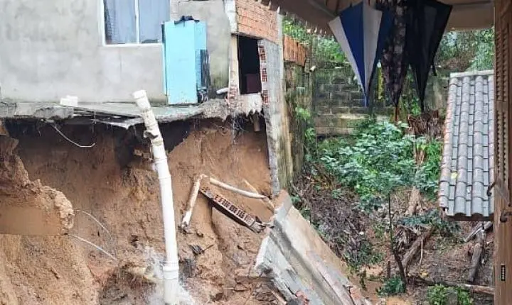 Deslizamento de terra compromete muro e força evacuação preventiva de três casas em Braço do Norte