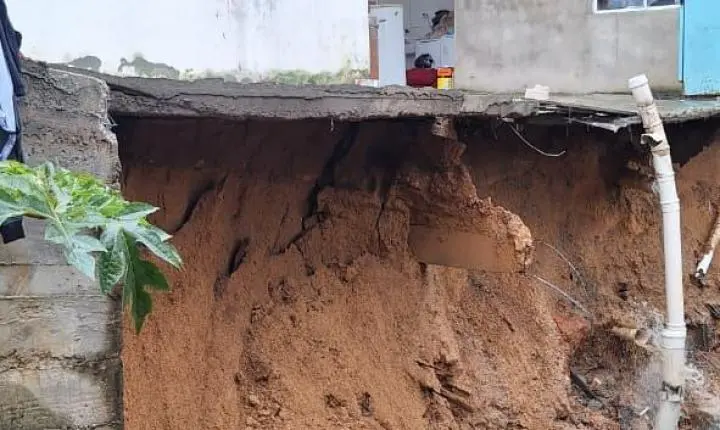 Deslizamento de terra compromete muro e força evacuação preventiva de três casas em Braço do Norte