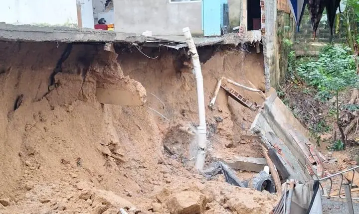 Deslizamento de terra compromete muro e força evacuação preventiva de três casas em Braço do Norte