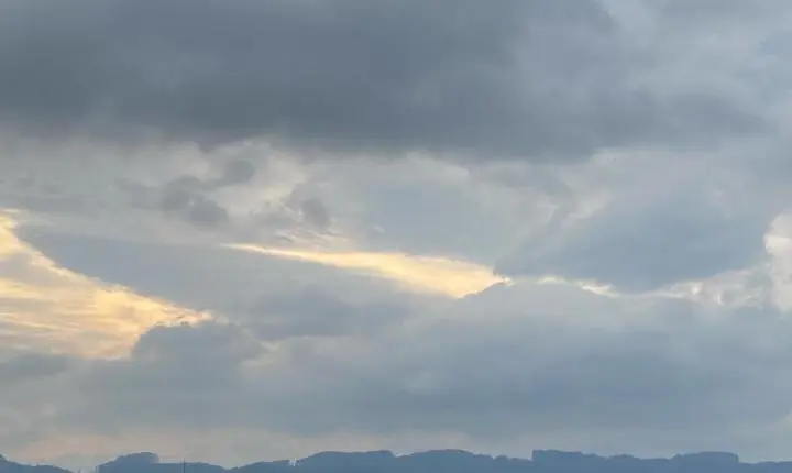 Domingo traz sol e calor em SC; nova frente fria muda o tempo a partir desta segunda-feira