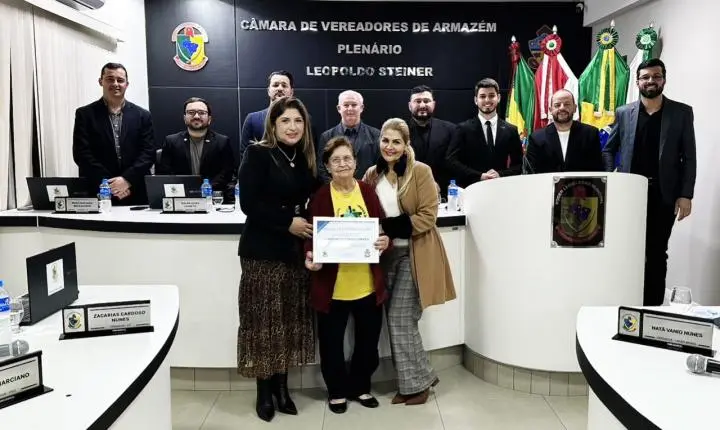 Dona Carminha recebe Moção de Congratulação em Armazém