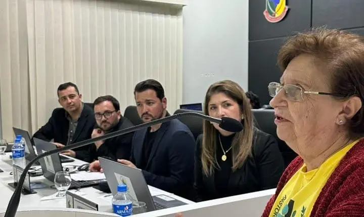 Dona Carminha recebe Moção de Congratulação em Armazém