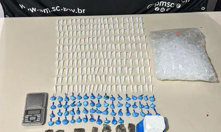 🚨 Dupla é presa em flagrante com grande quantidade de drogas em São Ludgero