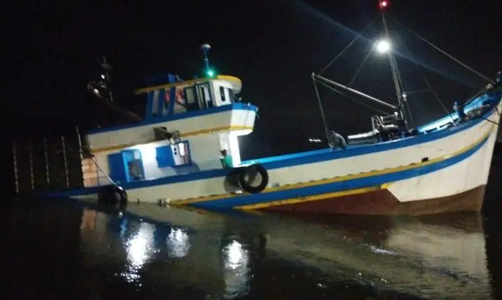 Embarcação de pesca atinge pedra e sofre avaria no casco com entrada de água nos Molhes da Barra, em Laguna