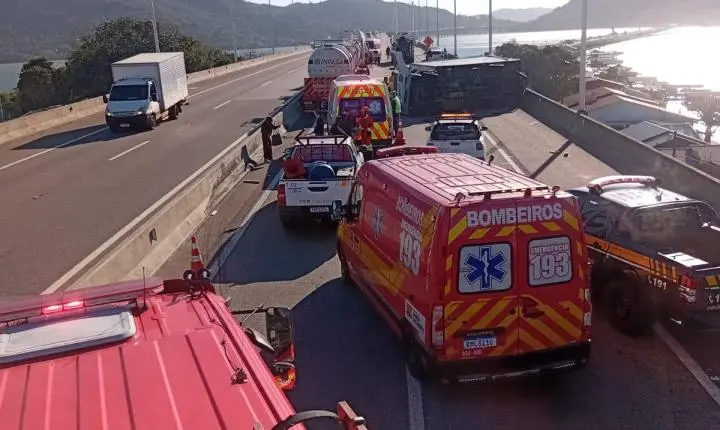 Engavetamento com cinco veículos mobiliza Bombeiros e CCR na Ponte Anita Garibaldi, em Laguna