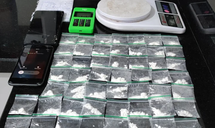 🏍️ Entregador de drogas é preso em flagrante com cocaína e máquina de cartão em Braço do Norte