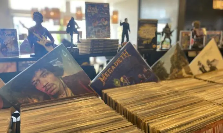 💿 Farol Shopping promove exposição de carros antigos e feira de vinis