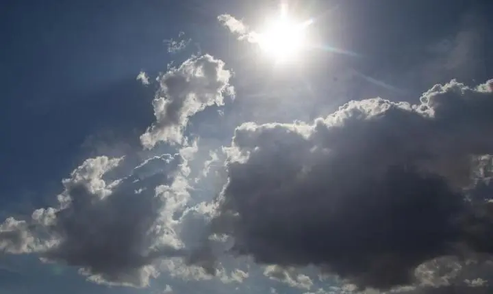 🌤️ Feriado de Tiradentes tem sol entre nuvens; chuva se concentra na divisa com RS