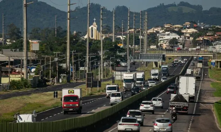 🚗 Feriado do Trabalhador deve mobilizar 635 mil veículos na BR-101 Sul