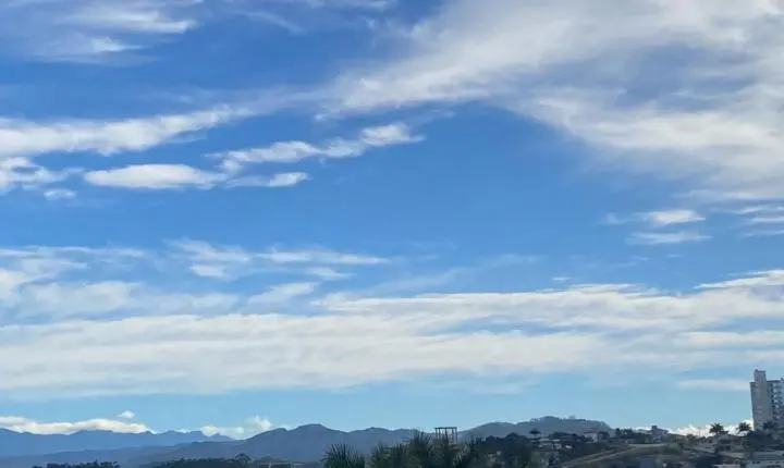🍂 Fim de semana começa com sol, mas domingo traz queda nas temperaturas e chance de chuva isolada em SC