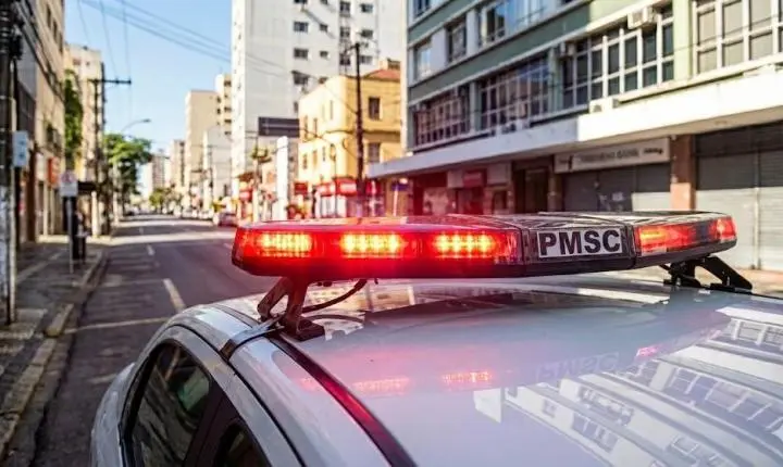 🚔 Foragido com extensa ficha criminal é capturado na Praça da Matriz em Braço do Norte