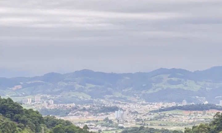 ⛈️ Frente fria avança e mantém alerta para temporais em Santa Catarina