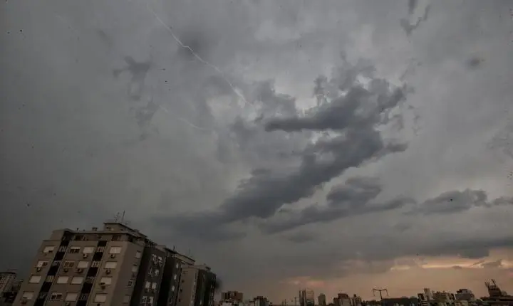 Frente fria avança sobre Santa Catarina e traz alerta de chuva intensa, granizo e enxurradas na terça-feira (21)