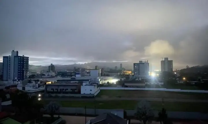 Frente fria e baixa pressão colocam SC em alerta máximo para chuva volumosa, enxurradas e temporais