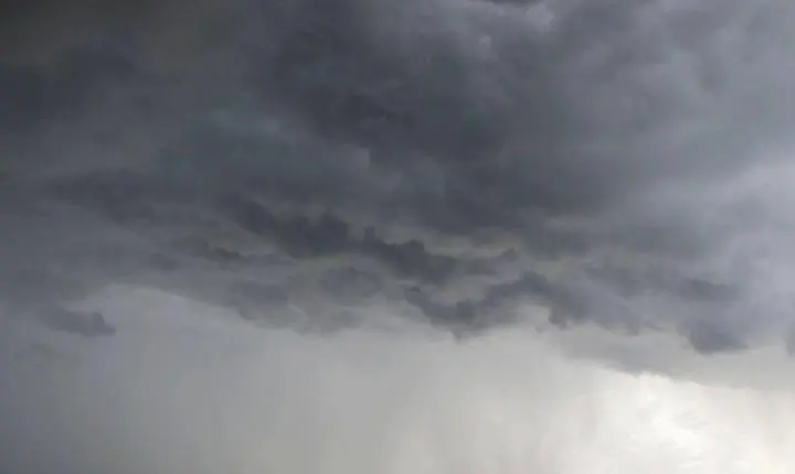 Frente fria e circulação marítima mantêm final de outubro com tempo instável e risco de chuva forte em SC