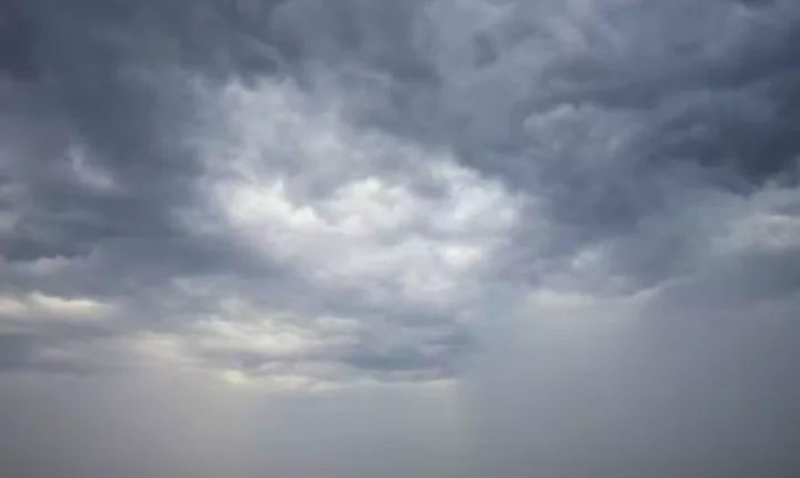 Frente fria mantém alerta para chuva persistente, temporais, mar agitado e frio em SC